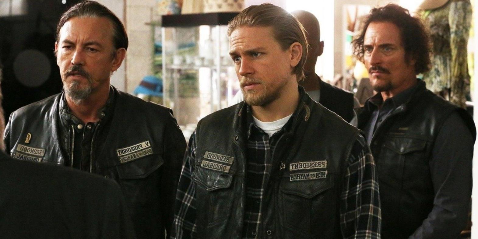 First Look at Charlie Hunnam as a Motorcycle-Riding Outlaw on the Run ...